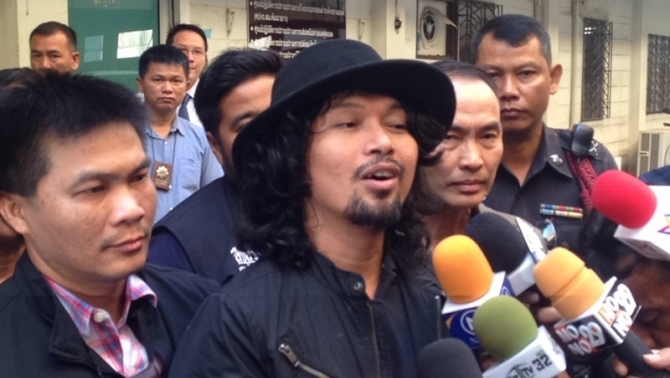 Sek Loso was escorted from Bangkok to Nakhon Si Thammarat province yesterday. Photo: JS100