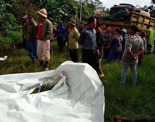The bodies of the couple were uncovered from the debris, embracing in a hug. Photo via Info Tabanan (@febry_yanti17)