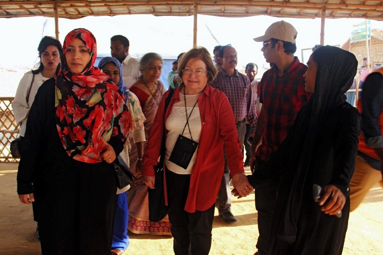 This photograph taken on February 25, 2018 shows Noble Peace Laureates Mairead Maguire (C) from northern Ireland and Tawakkol Karman (L) from Yemen walk during their visit to Kutupalong refugee camp in Ukhia. / AFP PHOTO / SUZAUDDIN RUBEL