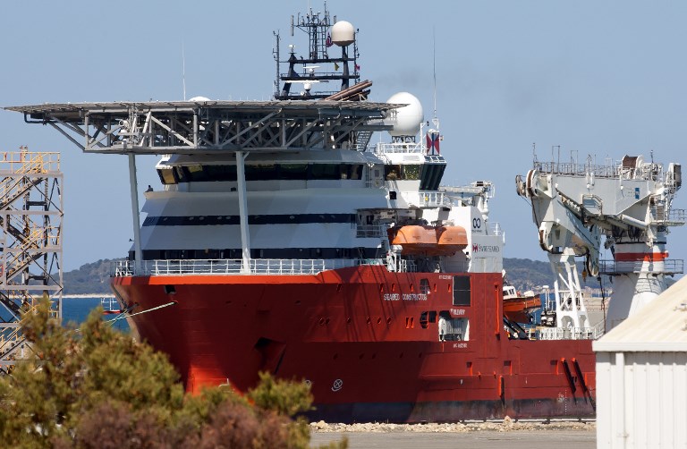 The Seabed Constructor ship, being used in the search for missing Malaysia Airlines MH370 which disappeared in 2014, sits berthed at the Australian Marine Complex for a scheduled refuelling in the Western Australian town of Henderson, south of Perth, on February 8, 2018.
A senior Malaysian minister on February 8 said the hunt for Malaysia Airlines MH370 is progressing smoothly after the search ship allegedly disappeared from tracking  monitors for three days. The jet disappeared with 239 people — mostly from China — on board, en route from Kuala Lumpur to Beijing. / AFP PHOTO / TONY ASHBY