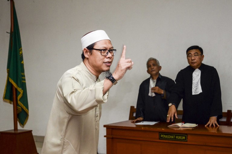Indonesian Zainal Anshori (L) gestures in a court room prior to his trial in Jakarta on February 12, 2018.
The Indonesian leader of an Islamic State-linked militant group was jailed for seven years February 12 over plans to smuggle weapons from the southern Philippines, a court said. / AFP PHOTO / AZQA HARUN