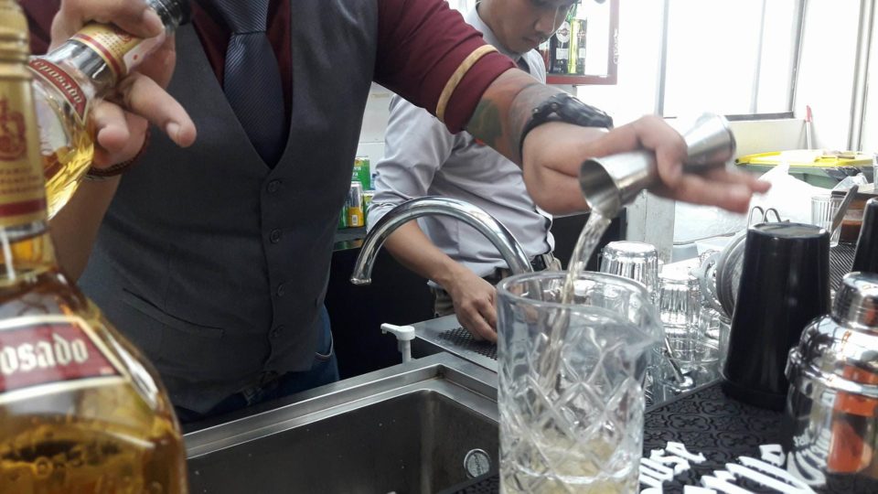Porqué No bartenders measure out tequila. Photo: Olivia Stanley / Coconuts Media