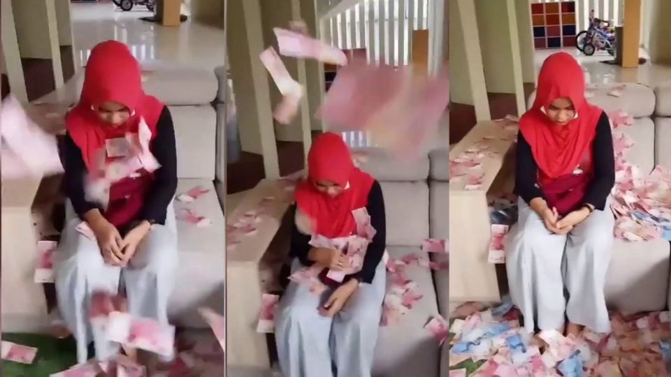 In Indonesia, a video recently went viral showing a woman being showered with cash as a form of shaming for allegedly cheating with friend’s husband. The friend, popularly known as Bu Dendy, accused the woman of trying to steal her husband for his money. Photo: Video screengrab