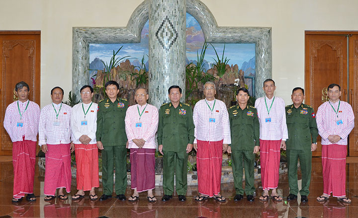 Senior General Min Aung Hlaing poses for a documentary photo together with New Mon State Party (NMSP) delegation in Naypyidaw. Photo: MOI