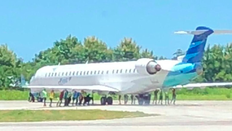 A Garuda Indonesia plane being manually pushed back after it had missed a turn in Tambolaka Airport, East Nusa Tenggara on February 8, 2018. Photo: Twitter/@ngabdul