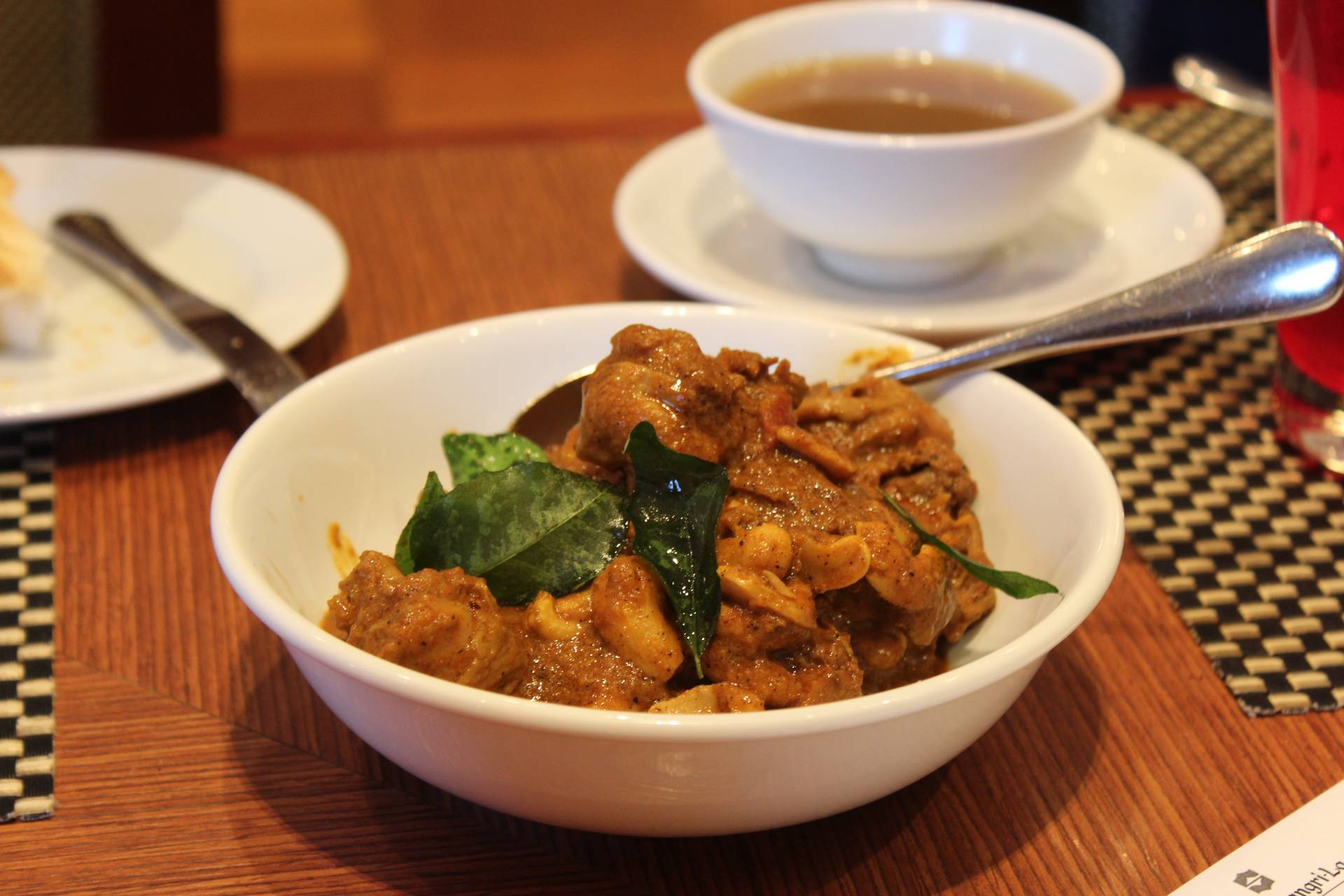 Kukulmas kadjugama (chicken cashew curry).