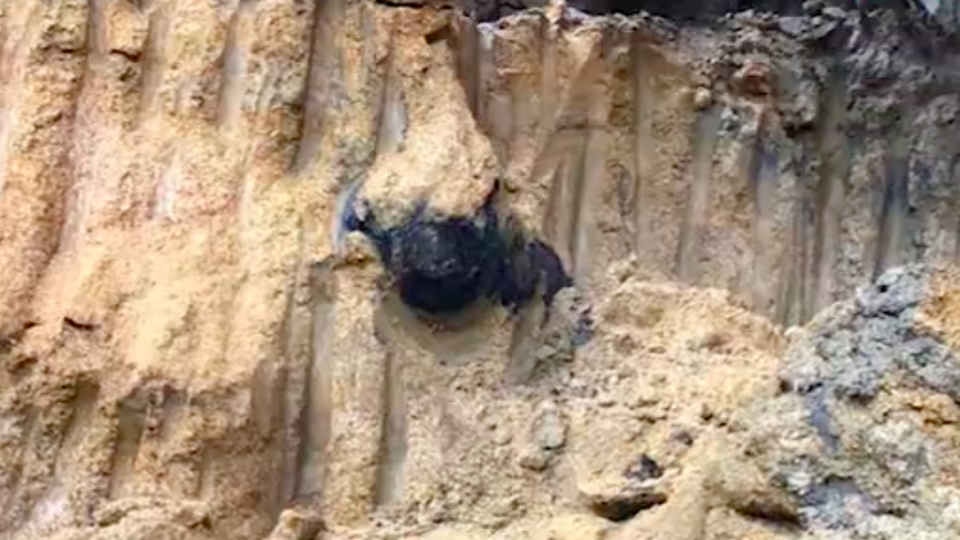 Bomb disposal officer Alick McWhirter said this particular bomb was difficult to remove because of the weather and where it was found. Screengrab via Apple daily video.