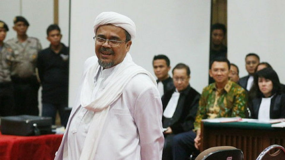 Indonesian firebrand cleric Rizieq Shihab (front) prepares to take his seat in court to testify in the blasphemy trial of Jakarta’s Christian governor Basuki Tjahaja Purnama (background 2nd R), also known as “Ahok”, in Jakarta on February 28, 2017. Photo: 
RAMDANI / AFP