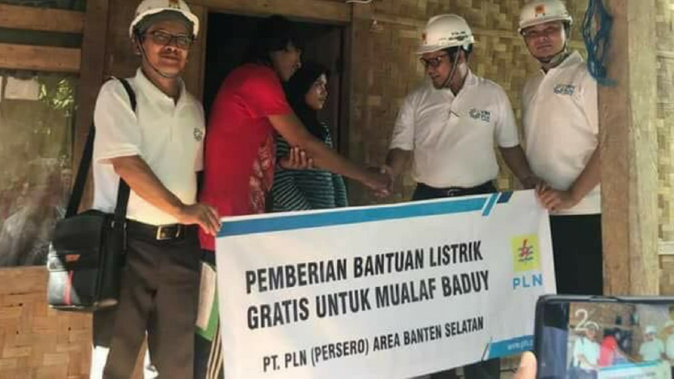 The banner reads ” “Giving free electricity aid to Badui Muslim converts” and below that it says PT PLN (Persero) South Banten.  A PLN spokesperson said the banner was mistaken and the aid money was not given by PLN but by a charity made up of PLN employees. Photo: Kang H Idea / Facebook