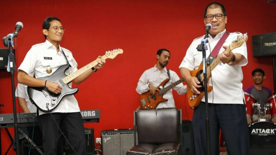Jakarta Vice Governor Sandiaga Uno jamming with the head of the Regional Personnel Agency (BKD) Agus Suradika. Photo: @sandiuno / Instagram
