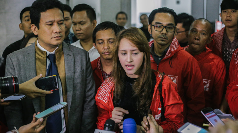 21-year-old Tsamara Amany Alatas is the chairperson of the Indonesian Solidarity Party (PSI) and one of the country’s rising young politicians (seen here at a press conference announcing PSI’s lawsuit against the controversial new UU MD3 law). But how politically active is your average young Indonesian? Photo: @tsamaradki / Instagram