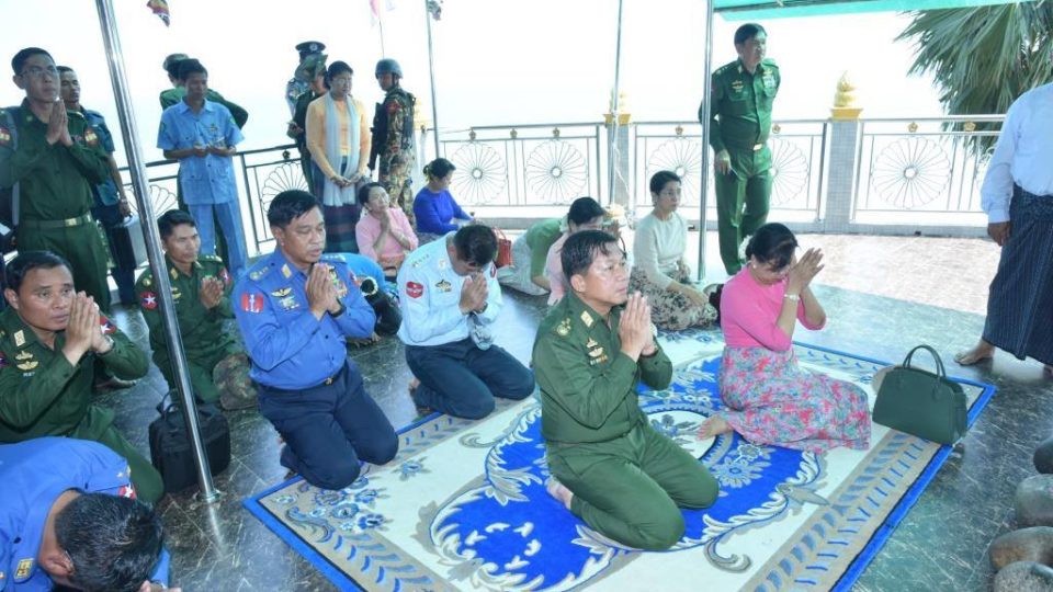 Senior General Min Aung Hlaing pays homage to the Myatshinmaw Pagoda in Launglon Township, Taninthayi Region, on March 3, 2018. Photo: Office of the Commander-in-Chief