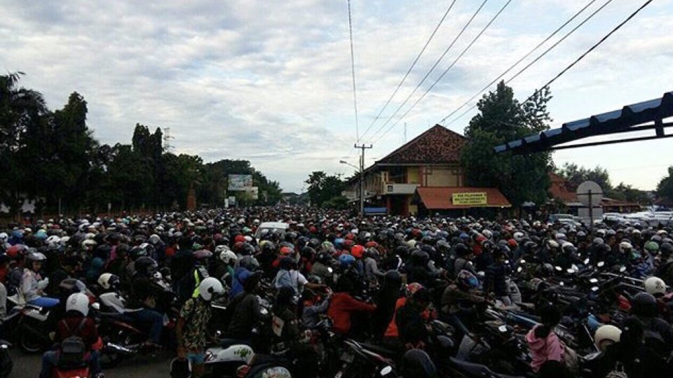 How’d you like to wait in this queue? Port of Gilimanuk on March 16, 2018. Photo via Info Denpasar. 