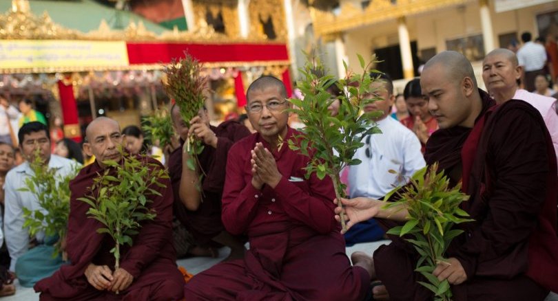 Ultra-nationalist monk Parmaukkha (C) prays in Shwedagon pagoda in Yangon on March 9, 2018, after being released from prison. / Ye Aung THU / AFP /