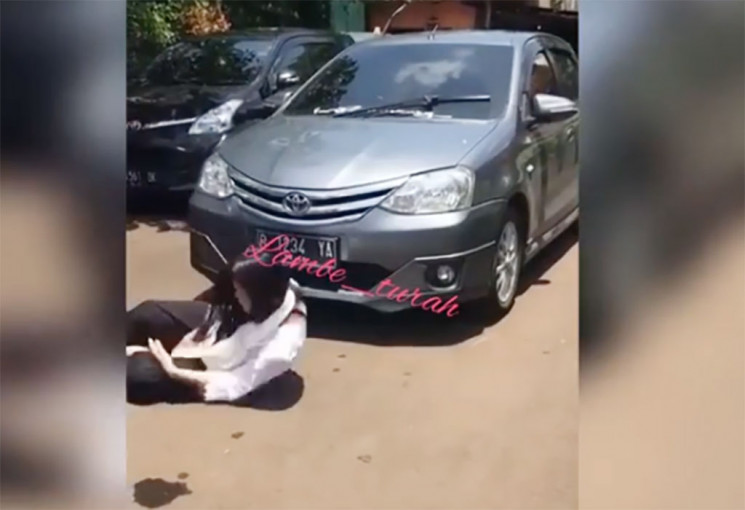 Indonesian actress Cynthia Ramlan moments before being run over by a car. Photo: Instagram/@lambe_turah