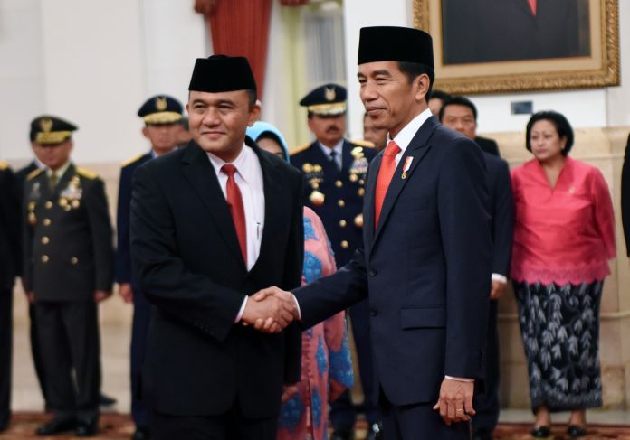 President Joko Widodo (right) shaking hands with the new head of the National Narcotics Agency (BNN) Heru Winarko. (Photo: Cabinet Secretariat Office)