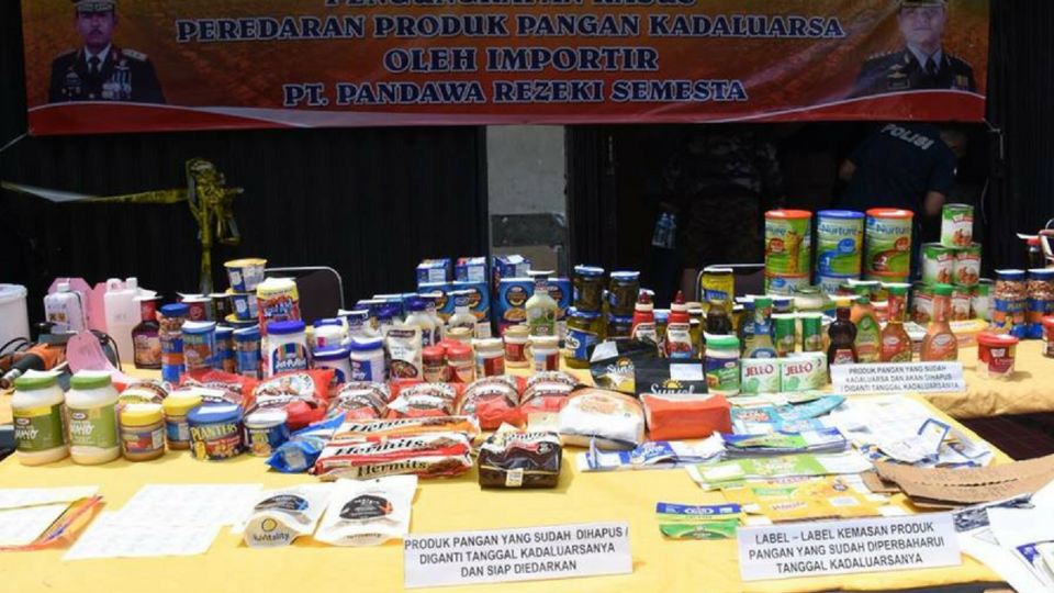 West Jakarta Police press conference on Tuesday March 21, 2018, showing products that had been affixed with altered labels featuring doctored expiration dates. Photo: Divisi Humas Polri