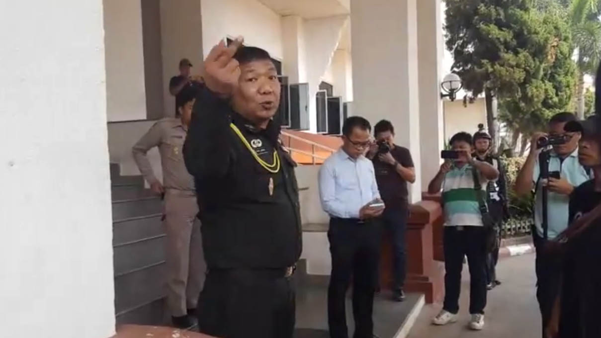 “I was just waving!” says military man caught on camera flipping off ...
