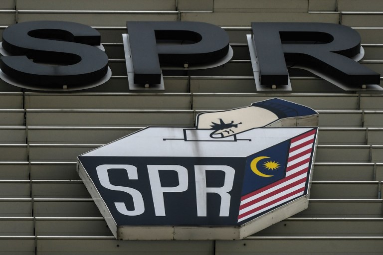 A Malaysia Election Commission (SPR) logo is pictured at their main headquarters in Putrajaya, outside Kuala Lumpur on April 10, 2018.
Malaysians will go to the polls on May 9 for an election where scandal-haunted Prime Minister Najib Razak’s long-ruling coalition faces one of its toughest ever challenges from veteran ex-leader Mahathir Mohamad, officials said on April 10. / AFP PHOTO / Mohd RASFAN