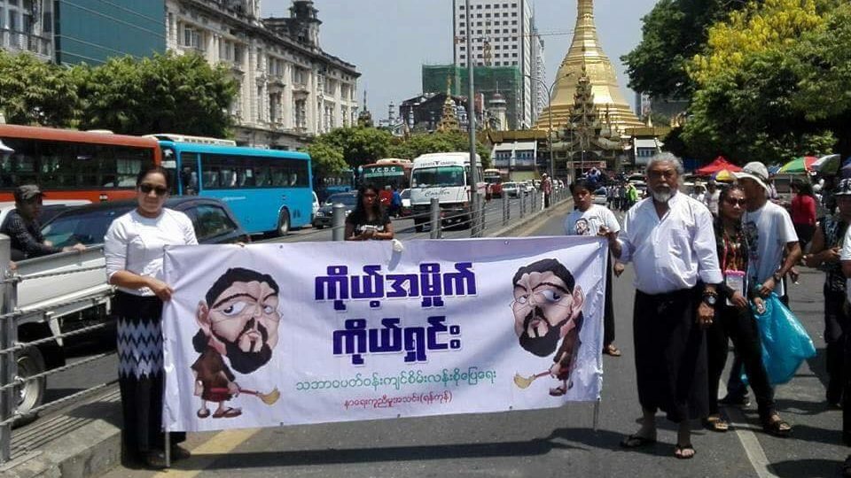 Actor Kyaw Thu (L) holds up a sign encouraging people to clean up downtown Yangon after the Thingyan festival. Photo: Facebook / Kyaw Thu