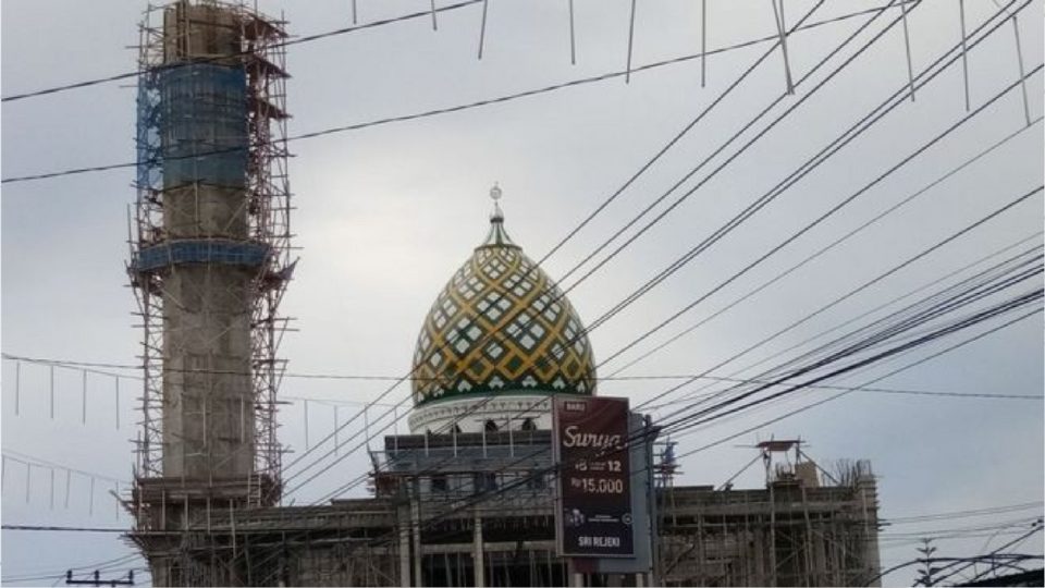 The Al-Aqsha Mosque in Jayapura, Papua, has been warned to dismantle its minaret because it is higher than any of the church steeples in the surrounding neighborhood. Photo: Dialog Sehat Katolik – Islam / Facebook