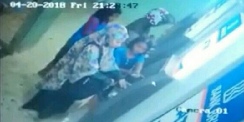 Two girls in Makassar city, Indonesia, scamming an ATM user on April 20, 2018. CCTV footage of the incident has gone viral online. Photo: Video screengrab