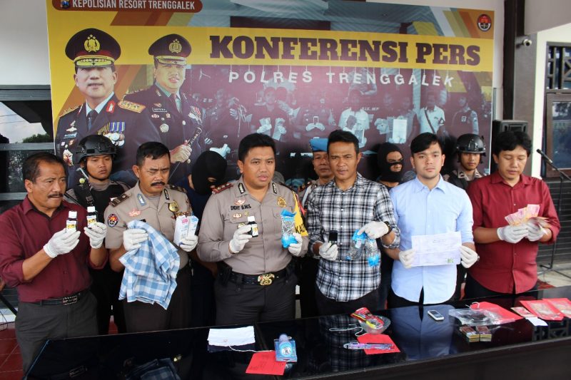 Trenggalek Police press conference on Tuesday (April 10) regarding the alleged deception of hundreds of people by a perpetrator identified as SB. Photo: Official Trenggalek Police website.