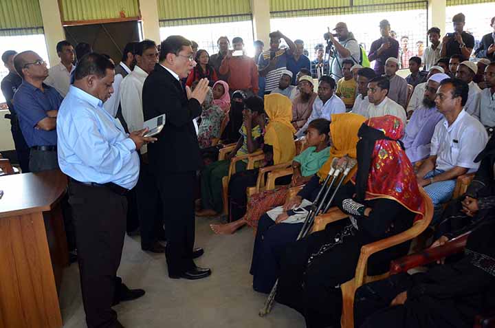 Original Global New Light caption: “Union Minister Dr Win Myat Aye meets with people at IDP camps in Cox’s Bazar, Chittagong.” Photo: MOI