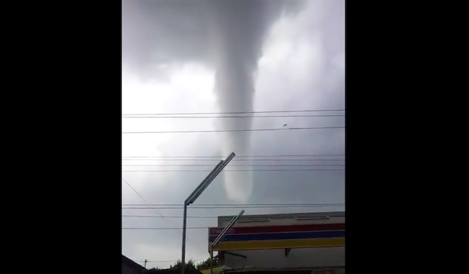Tornado seen above the city of Yogyakarta on April 24, 2018. Photo: Twitter/@Sutopo_PN