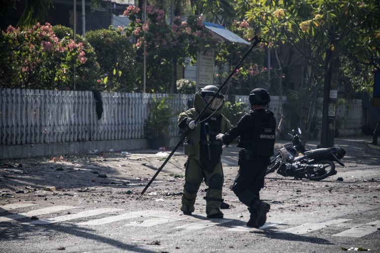 Indonesian bomb squad examine the site following a suicide bomb outside a church in Surabaya on May 13, 2018.
/ AFP PHOTO / JUNI KRISWANTO