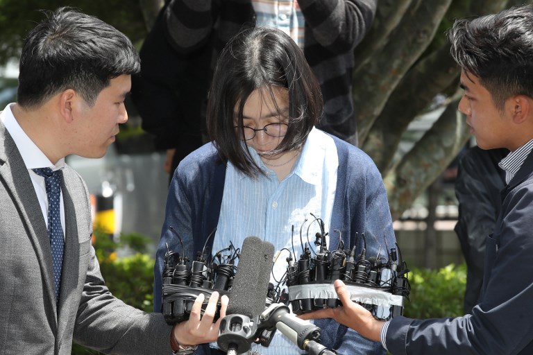 Korean Air heiress Cho Hyun-ah (C) arrives at an immigration office in Seoul on May 24, 2018. (Photo from AFP)