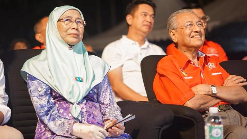 Wan Azizah with Mahthir
