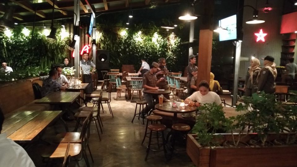 Satpol PP officers raiding Beer Garden on Jalan Radio Dalam, South Jakarta on May 25, 2018. Photo: Twitter/@Kisuriel