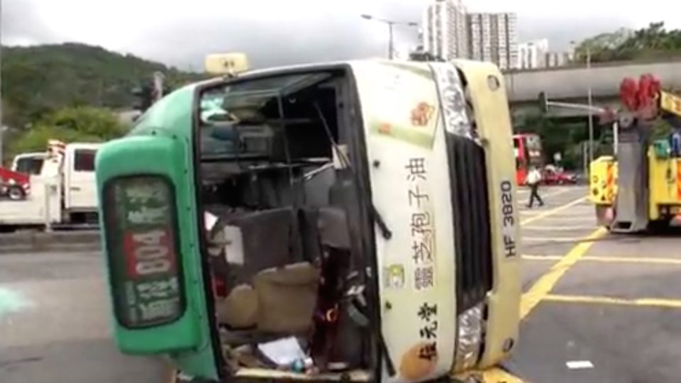 Bus smash in Sha Tin (via screen grab from Apple Daily)