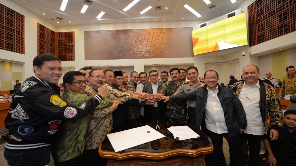 Members of the Indonesian parliament and government  pose for a photo after agreeing fine details about the revisions to the anti-terrorism law. Photo: Twitter/@DPR_RI