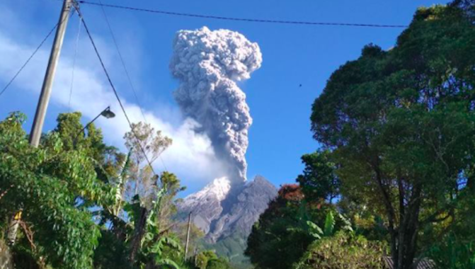 Indonesia’s Mount Merapi spewing a thick column of smoke on May 11, 2008. Photo: BPBD Jawa Tengah