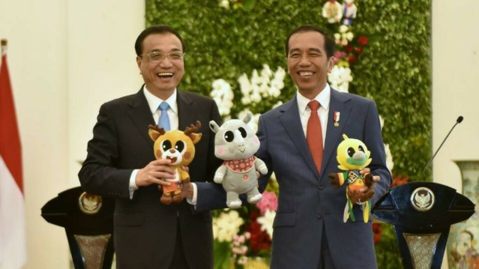 Li Keqiang, Premier of the State Council of the People’s Republic of China, holding up mascots of the upcoming Asian Games in Indonesia alongside President Joko Widodo. Photo: 
Sekretariat Kabinet Republik Indonesia 