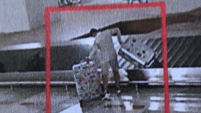 CCTV footage of DV stealing two suitcases from Soekarno-Hatta Airport Terminal 3.