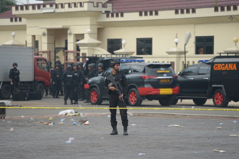 Indonesian mobile brigade policemen stand outside a prison where prisoners clashed with police at the Mobile Brigade headquarters in Depok, West Java on May 10, 2018.
Five Indonesian police officers and a prisoner were killed in clashes at a high security jail that saw Islamist inmates take an officer hostage, authorities said, with negotiations underway to secure his release. / AFP PHOTO / ADEK BERRY