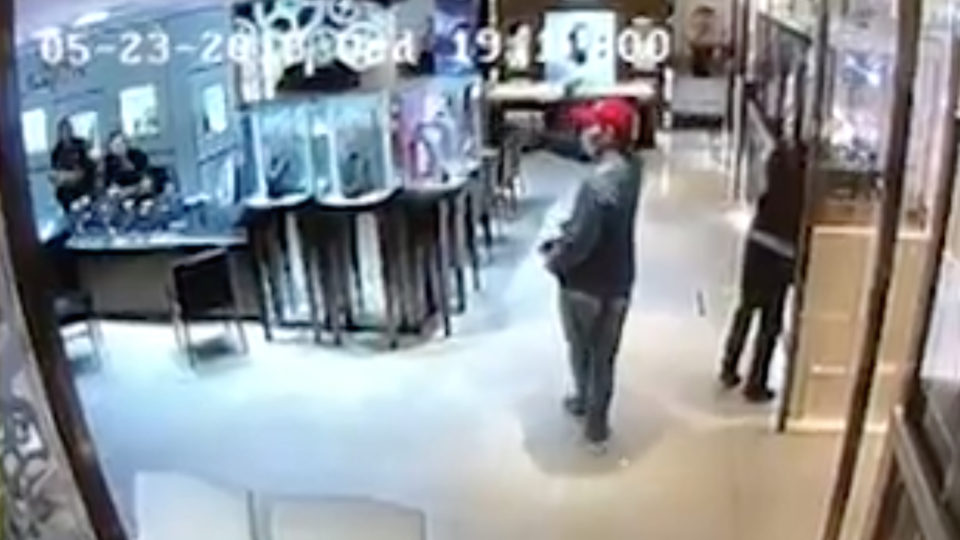 CCTV of the smash and grab raid at Harbour City. Pic via Apple Daily screen  grab