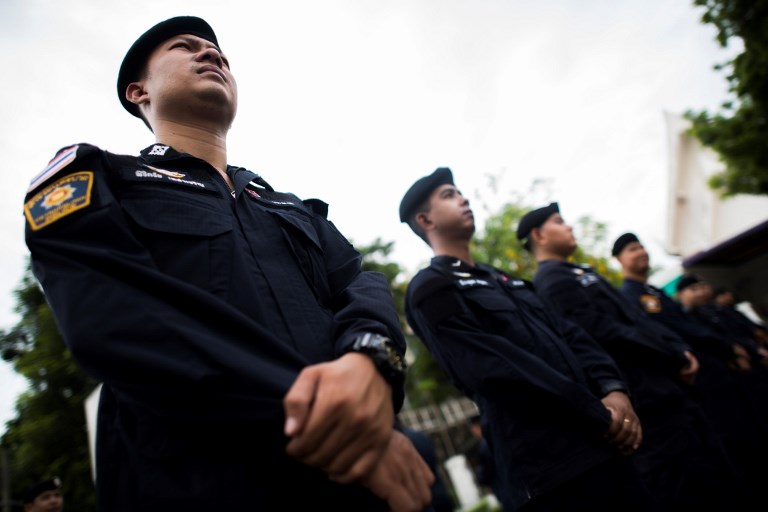 Royal Thai police secure a road near the Thammasat University as protesters gather for a demonstration to mark the fourth year of junta rule in Bangkok on May 22, 2018. 
AFP PHOTO / Jewel Samad