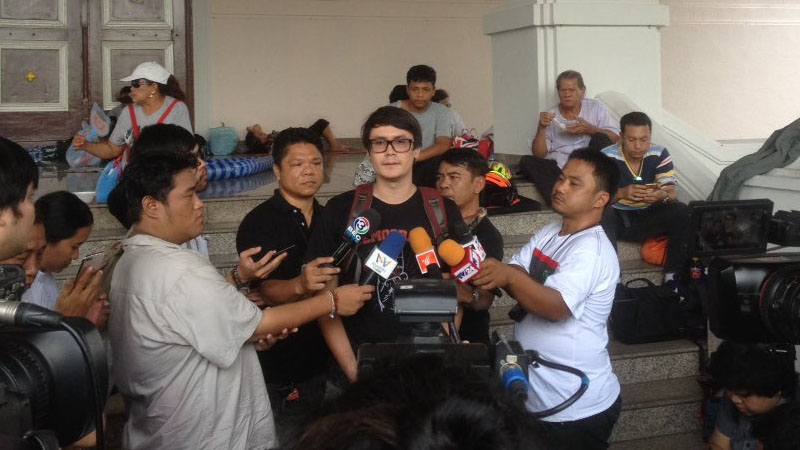 Rangsiman Rome, the leader of “We Want Voting” group speaks at a press conference this afternoon. Photo: @yphoonapr/ Twitter