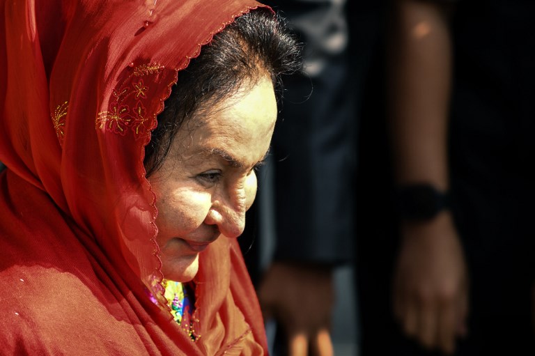 Rosmah Mansor, the wife of former Malaysian prime minister Najib Razak, leaves the Malaysian Anti-Corruption Commission headquarters after giving a statement in Putrajaya, on the outskirts of Kuala Lumpur, on June 5, 2018. / AFP PHOTO / Mohd RASFAN
