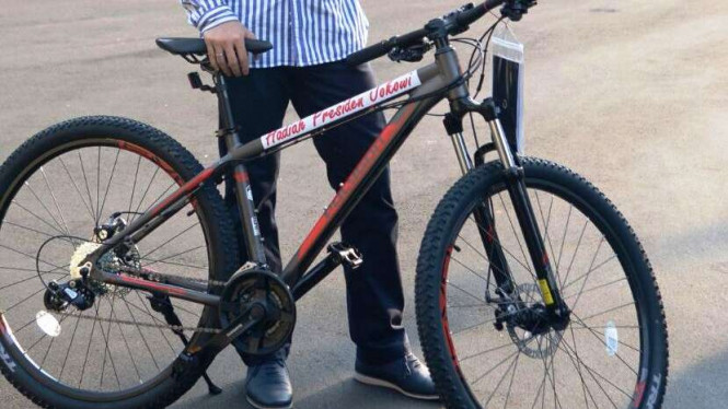 A prize from the president, that apparently no one wanted at this weekend’s event in Bali. Photo: Press Bureau of the Secretariat 