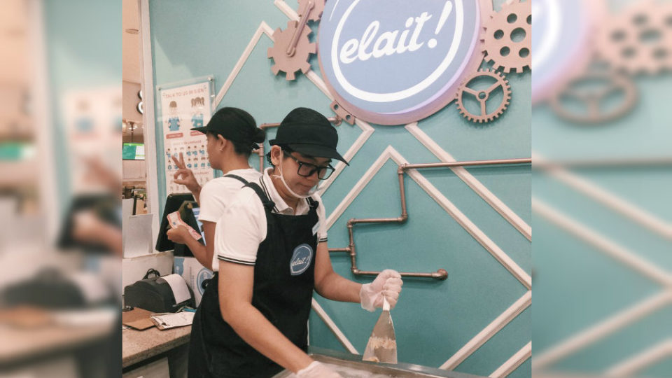 Elait employee Yan Torio prepping an item from the store’s menu. Photo from Anissa Villaverde’s Twitter.