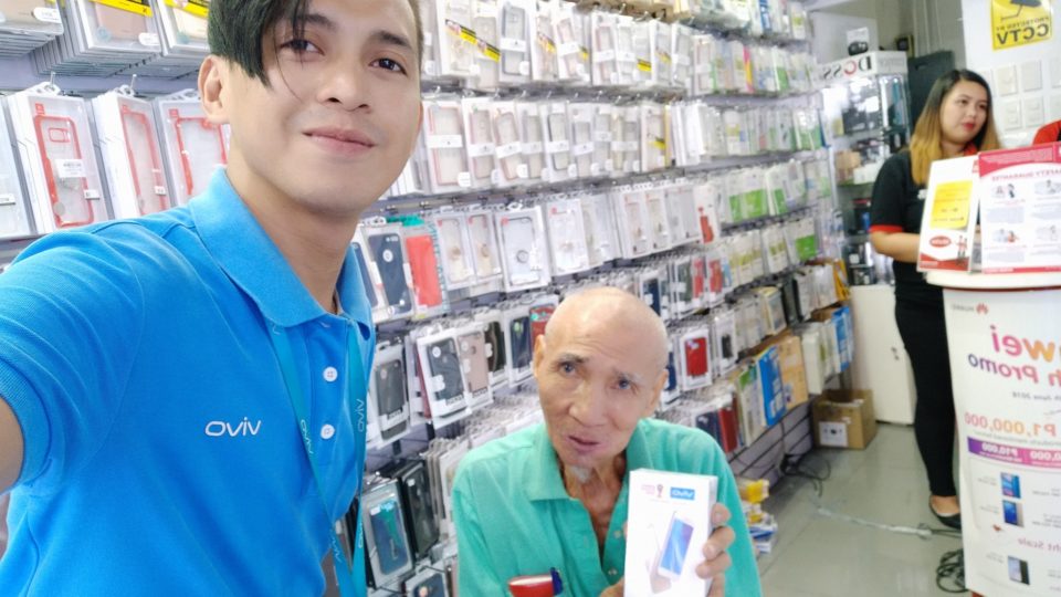 An OFW makes Lolo Lucio’s day. Photo via Facebook.