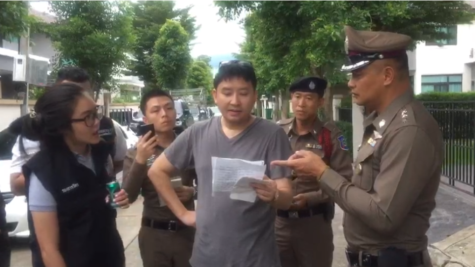 Brian Lee (center) presents two letters, which he claimed were written by his wife, to police. Screenshot: T News