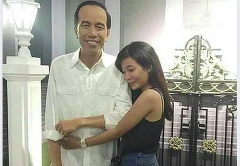 A woman hugging a wax figure of President Joko Widodo. Photo: Facebook