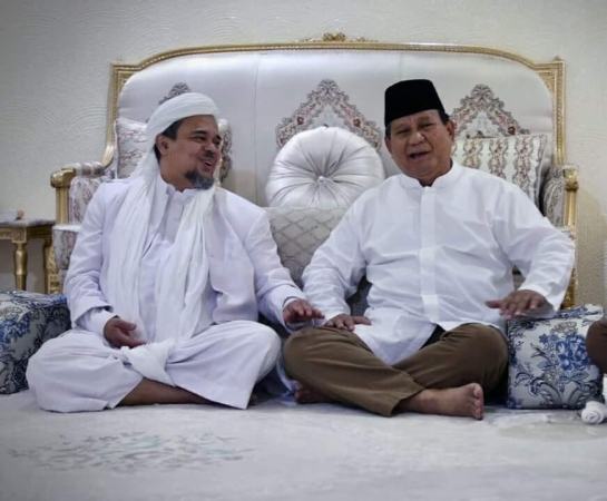 Gerindra chairman Prabowo Subianto meeting with Islamic Defenders Front (FPI) founder Rizieq Shihab in Mecca in June 2018. Photo: Instagram