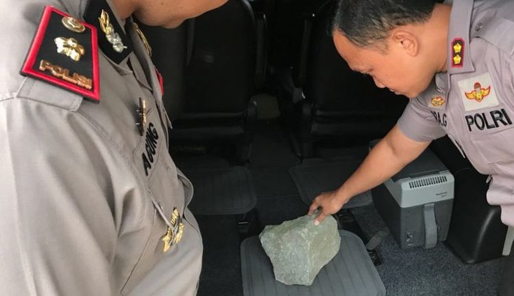 A rock tossed from a pedestrian bridge situated over the Jakarta-Merak toll road on Wednesday evening. Photo: Serang Police